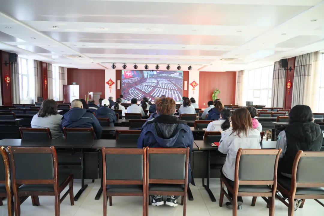 奥克集团党委组织党员收看政府工作报告